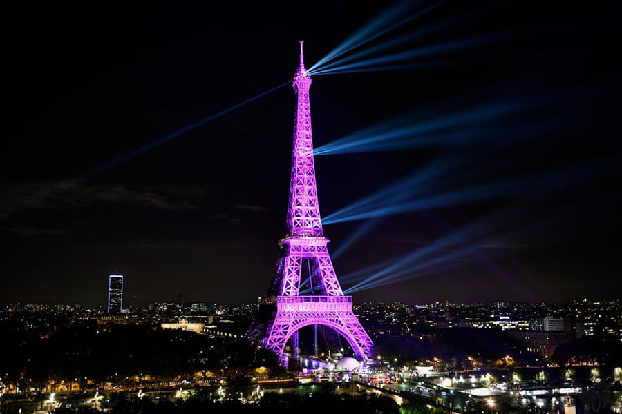 برج ایفل در پاریس در شب اول اکتبر به نشانه هشدار برای سرطان سینه به رنگ صورتی نورآمیزی شده است