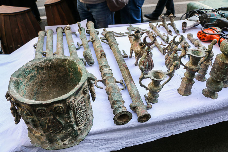کشف اشیاء عتیقه با قدمت 3500 ساله از سارقان