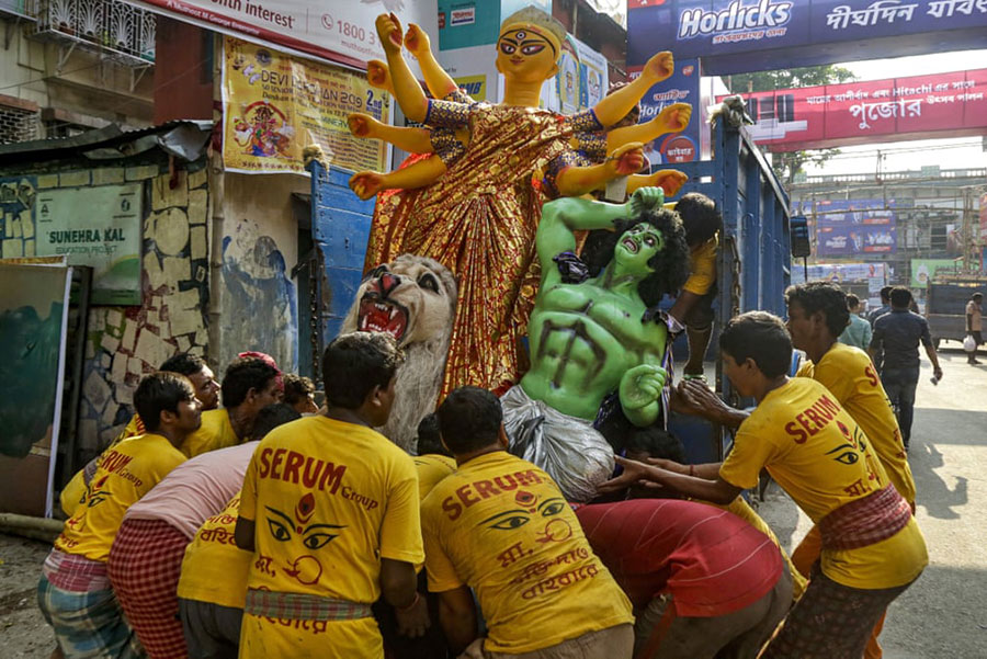 بار زدن مجسمه نماد خدای" دورگا" به پشت وانت در جریان جشنواره "دورگا پوجا" در شهر کلکته هند