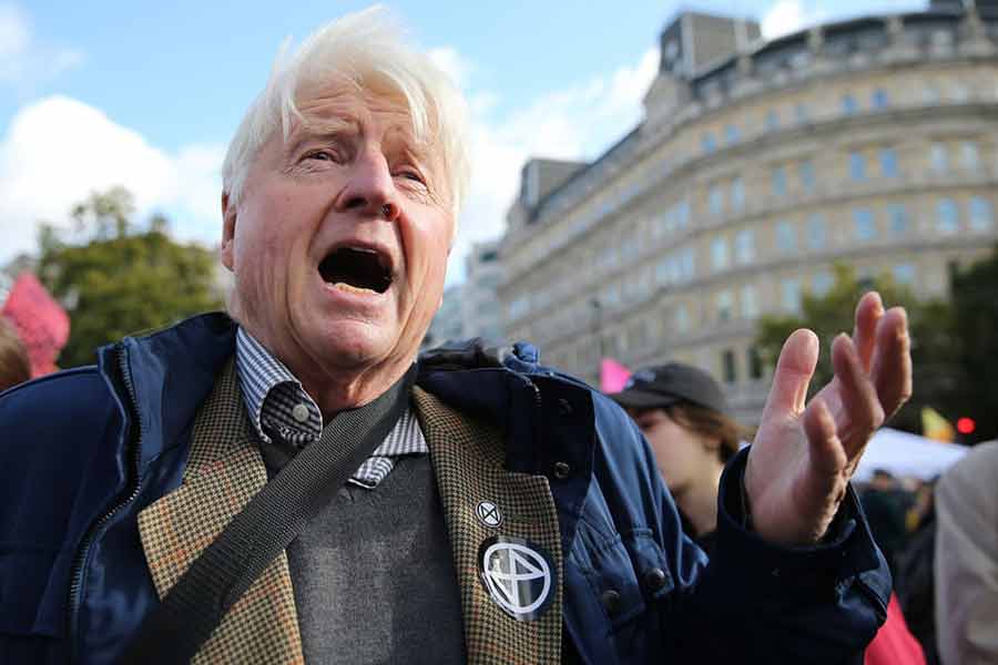 استنلی جانسون پدر بوریس جانسون نخست وزیر بریتانیا در جمع معترضان زیست محیطی موسوم به شورش علیه انقراض در میدان ترافالگار لندن
