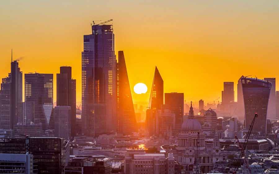 طلوع آفتاب در مرکز لندن از ساختمان سنتر پوینت طلوع آفتاب در مرکز لندن از ساختمان سنتر پوینت