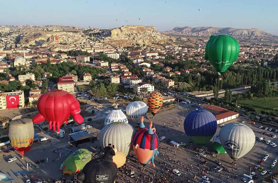 تصاویری از پرواز بالون های هوای داغ بر فراز منطقه کاپادوکیای ترکیه