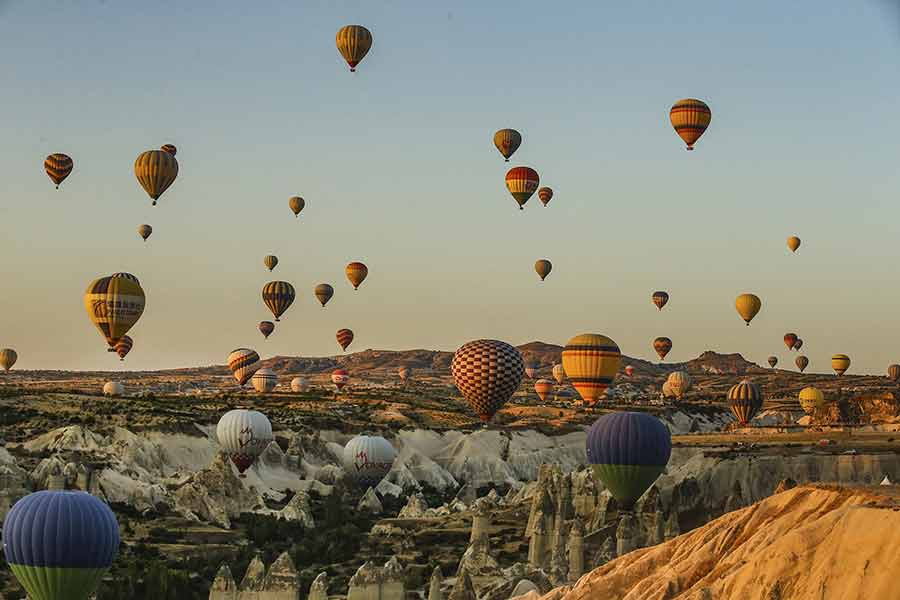 تصاویری از پرواز بالون های هوای داغ بر فراز منطقه کاپادوکیای ترکیه تصاویری از پرواز بالون های هوای داغ بر فراز منطقه کاپادوکیای ترکیه