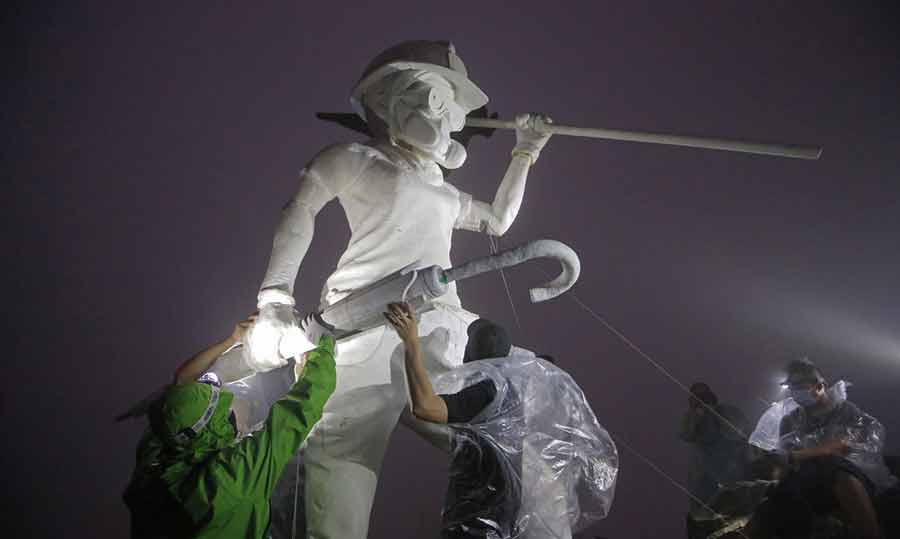 معترضان هنگ کنگی مجسمه 4 متری بانوی آزادی را با ماسک و کلاه ایمنی بر روی یکی از تپه‌های مشرف بر هنگ کنگ نصب کردند.