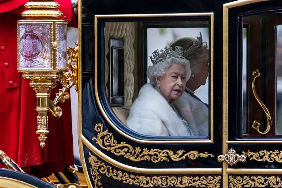 ملکه بریتانیا در کالسکه سلطنتی و در حال عزیمت به مجلس اعیان بریتانیا در لندن برای نطق بازگشایی سالانه پارلمان بریتانیا