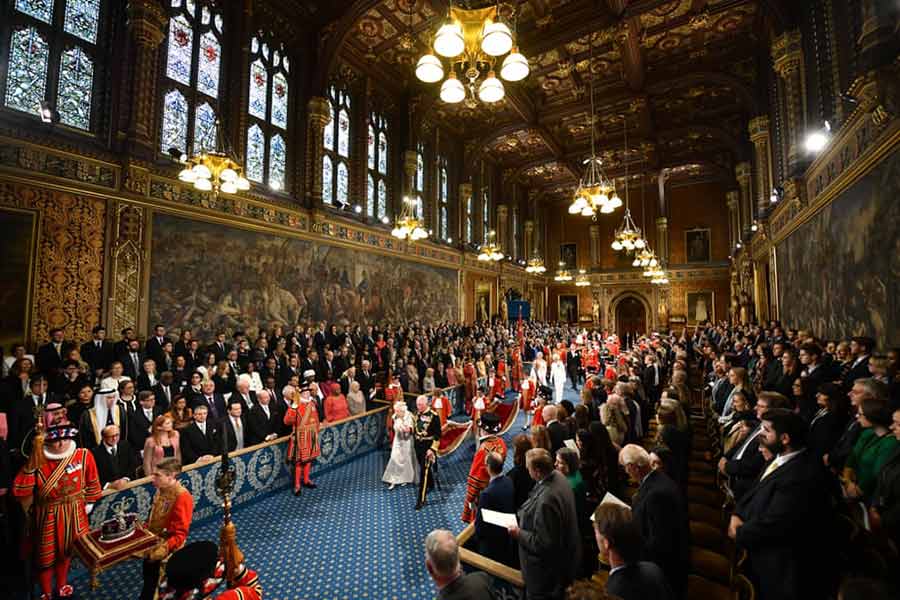 ملکه بریتانیا در کالسکه سلطنتی و در حال عزیمت به مجلس اعیان بریتانیا در لندن برای نطق بازگشایی سالانه پارلمان بریتانیا