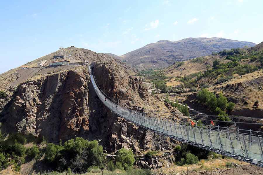 پل معلق تمام شیشه در شهرستان «هیر» اردبیل پل معلق تمام شیشه در شهرستان «هیر» اردبیل