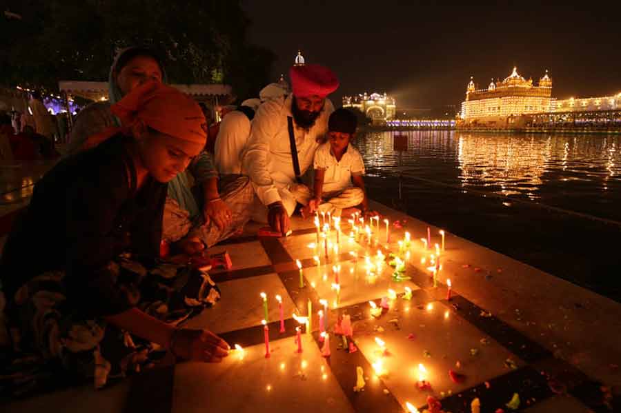 مراسم 485 اُمین سالگرد تولد مرشد بزرگ سیک‌ها در مقابل معبد طلایی در شهر آمریتسار هند