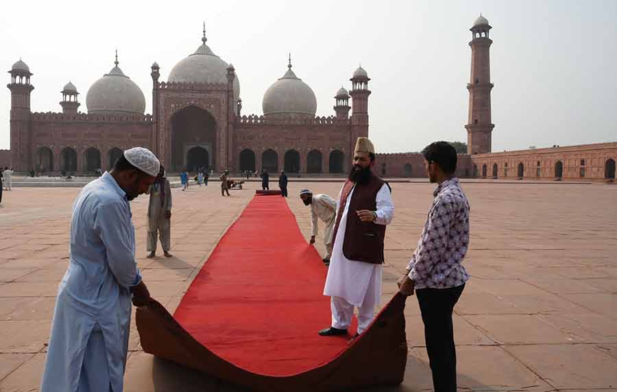 پهن کردن فرش قرمز در مقابل مسجد معروف پادشاهی در شهر لاهور پاکستان پیش از دیدار شاهزاده ویلیام نوه ملکه بریتانیا و همسرش کیت میدلتون از این مکان مذهبی و تاریخی