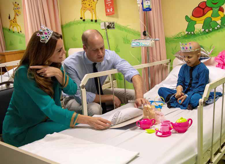 بازدید شاهزاده ویلیام (نوه ملکه بریتانیا) و همسرش از بیمارستان بیماران سرطانی در شهر لاهور پاکستان