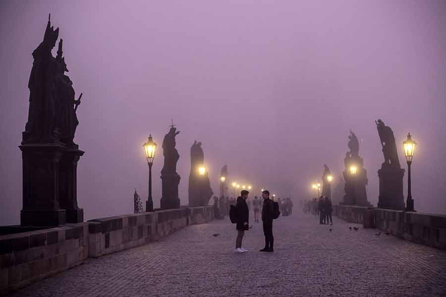 مه غلیظ صبحگاهی بر روی پل تاریخی چارلز در شهر پراگ- پایتخت- جمهوری چک