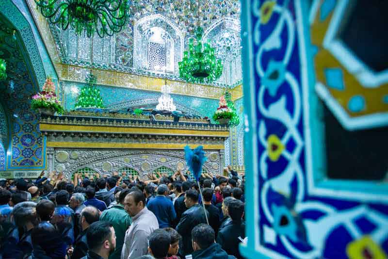در آستانه سالروز شهادت امام رئوف حضرت رضا(ع) روضه منوره حرم ایشان سیاه پوش شده است در آستانه سالروز شهادت امام رئوف حضرت رضا(ع) روضه منوره حرم ایشان سیاه پوش شده است