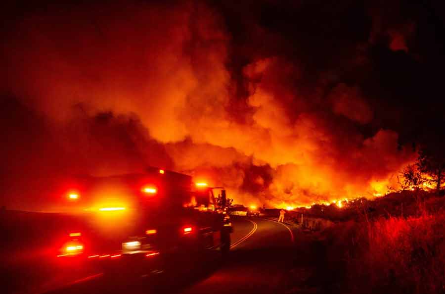 عملیات خاموش کردن آتش‌سوزی گسترده جنگلی در ایالت کالیفرنیا آمریکا