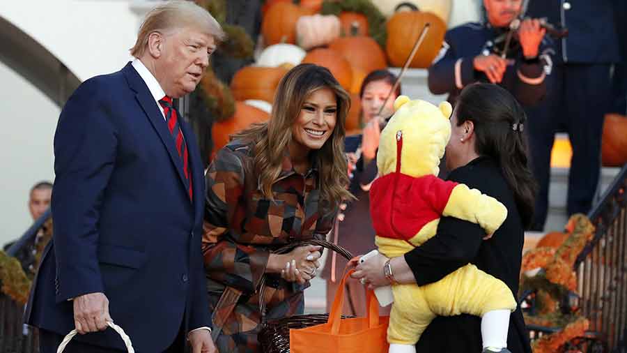 ترامپ به همراه ملانیا و یک عروسک مینیون در جشن هالووین کاخ سفید حاضر شدند