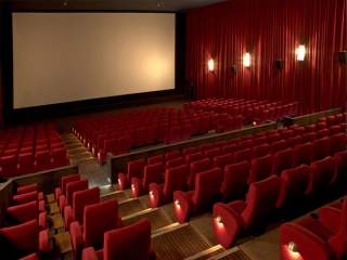 فرزاد موتمن : مردم به دلیل شوک وارد شده حوصله رفتن به سینما را ندارند!