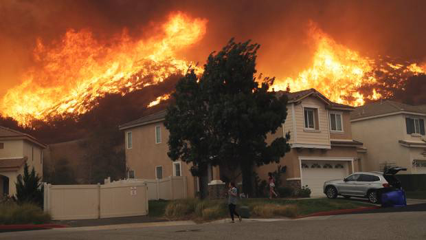 سوختن خانه‌های چند میلیون دلاری سلبریتی‌ها در آتش کالیفرنیا/ آرنولد شوارتزنگر و ستاره بسکتبال در میان آوارگان