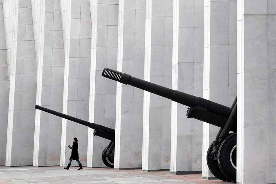 عبور یک زن از سلاح های توپخانه ای دوران جنگ جهانی دوم در تپه پکلنایایا در مسکو