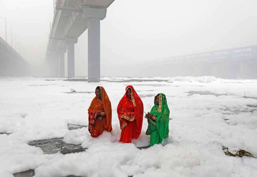 زنان هندو در حال نیایش در رود یامونا در دهلی