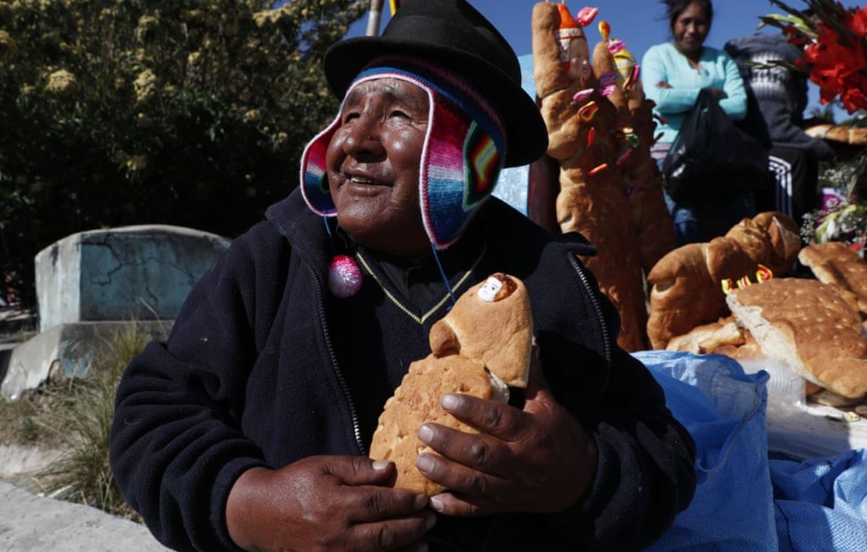درست کردن نان‌هایی به شکل نوزاد انسان در آیین روز مردگان در قبرستان شهر لاپاز – پایتخت- بولیوی