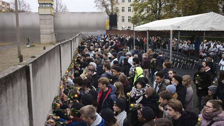 مراسم سی‌اُمین سالگرد سقوط دیوار برلین در پایتخت آلمان و با حضور رهبران این کشور و جمعی از رهبران اروپایی و مردم شهر برلین