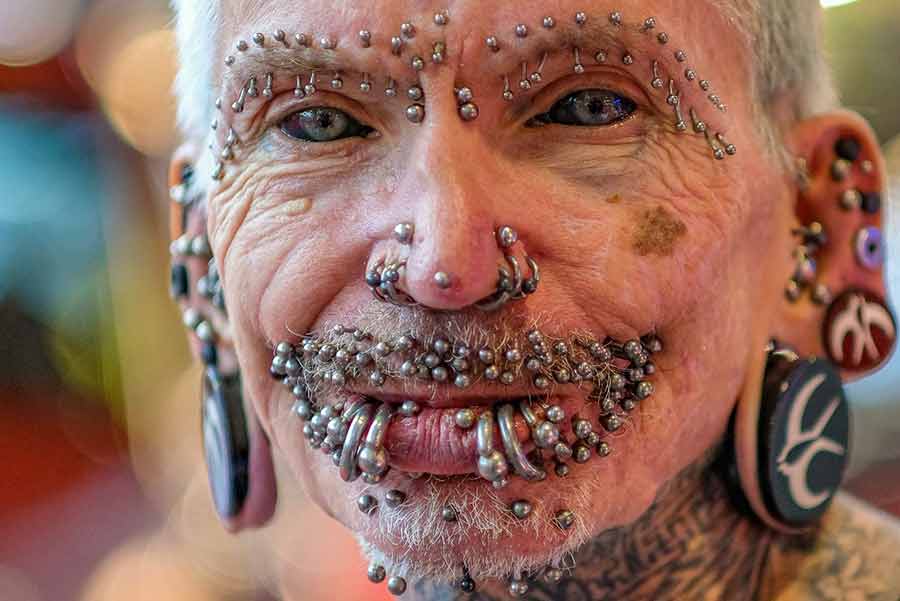 مرد آلمانی رکورد دار جهانی داشتن 480 قطعه پیِرسینگ روی بدنش در جشنواره بین‌المللی تتو (خالکوبی) در بروکسل بلژیک
