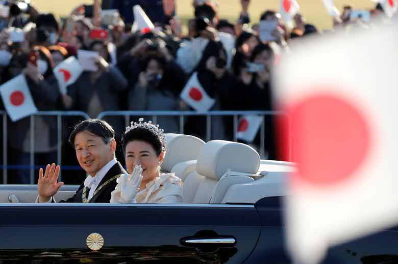 امپراتور جدید ژاپن (ناروهیتو) و همسرش در مراسم جشن به مناسبت تاجگذاری در شهر توکیو