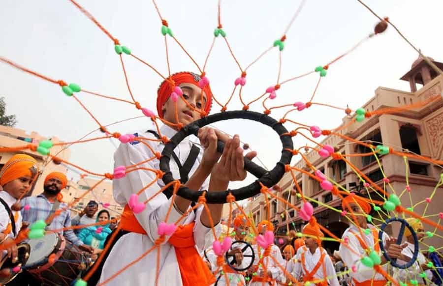 اجرای هنرهای نمایشی در جشن پانصدوپنجاه‌اُمین سالگرد تولد بنیانگذار مذهب سیک در شهر آمریتسار هند