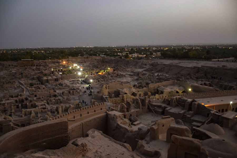 مجموعه ارگ تاریخی بم واقع در شمالشرقی شهرستان بم فعلی، با مساحت تقریبی 200 هزار متر مربع بزرگترین بنای خشت و گلی یکپارچه جهان در سازمان یونسکو ثبت شده و قدمتی بیش از 2500 سال دارد مجموعه ارگ تاریخی بم واقع در شمالشرقی شهرستان بم فعلی، با مساحت تقریبی 200 هزار متر مربع بزرگترین بنای خشت و گلی یکپارچه جهان در سازمان یونسکو ثبت شده و قدمتی بیش از 2500 سال دارد