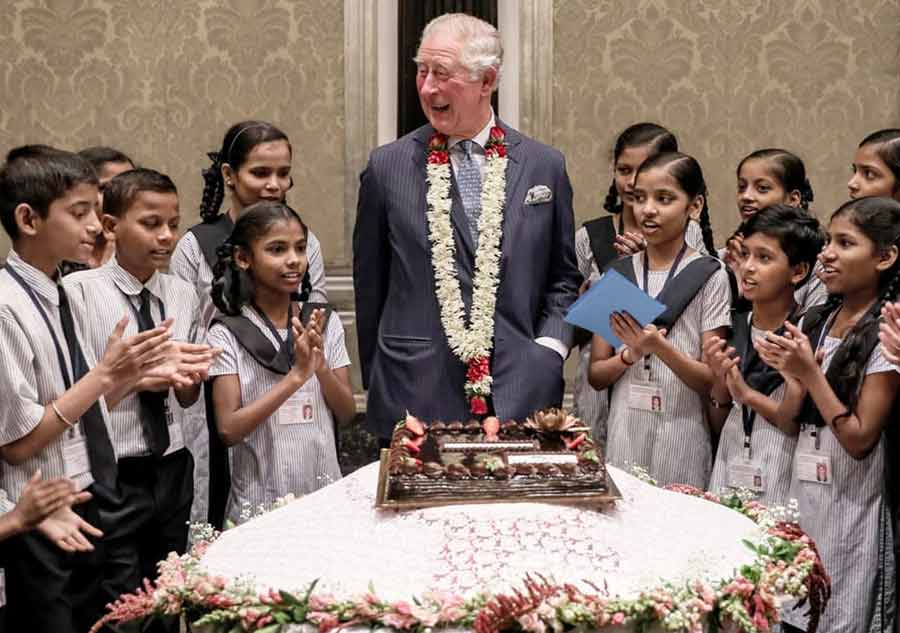 جشن تولد 71 سالگی شاهزاده چارلز ولیعهد بریتانیا با دانش‌آموزان هندی در شهر بمبئی