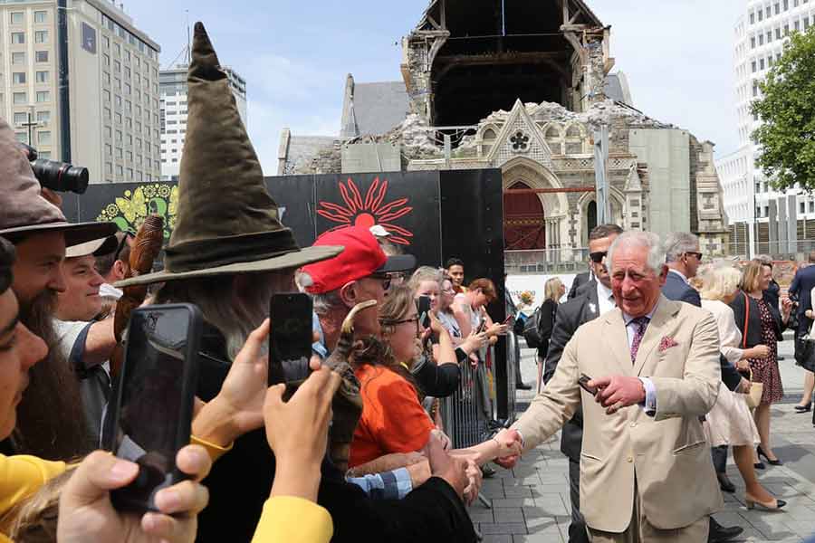 بازدید شاهزاده چارلز ولیعهد بریتانیا از کلیسایی در شهر کرایست چرچ نیوزیلند در ششمین روز سفر به نیوزیلند