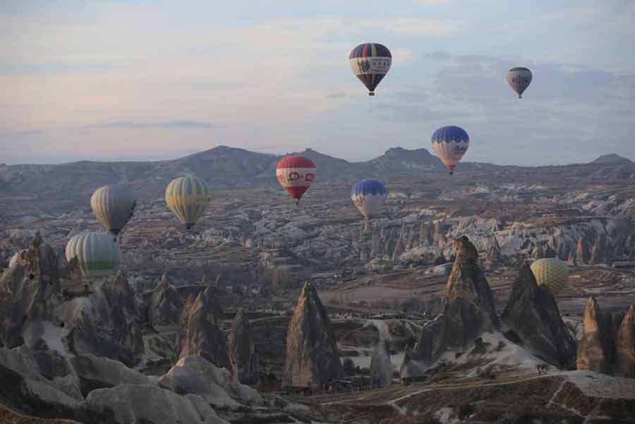 بالنهای هوای گرم بر فراز شهر گردشگری کاپادوکیه در استان نوشهر ترکیه بالنهای هوای گرم بر فراز شهر گردشگری کاپادوکیه در استان نوشهر ترکیه
