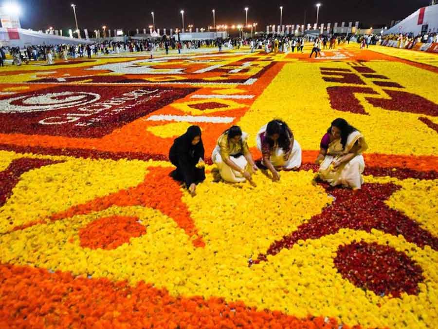شهروندان ملیتهای مختلف در حال درست کردن بزرگترین فرش گُل جهان در شهر دبی شهروندان ملیتهای مختلف در حال درست کردن بزرگترین فرش گُل جهان در شهر دبی