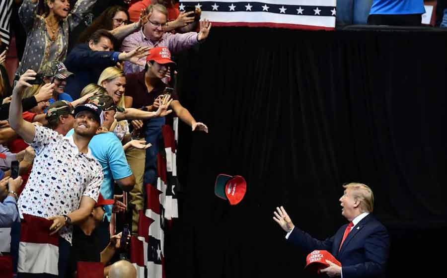 دونالد ترامپ در جمع هوادارانش در کمپین انتخاباتی در فلوریدا
