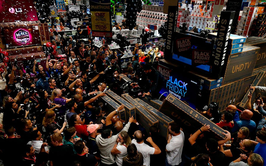 خریداران درحال خرید تلویزیون در جریان فروش جمعه سیاه در سائوپولو برزیل
