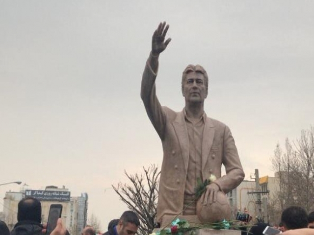 مجسمه مرحوم ناصر حجازی در خیابانی با نام او قرار داده شد مجسمه مرحوم ناصر حجازی در خیابانی با نام او قرار داده شد