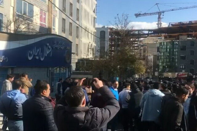 هواداران خشمگین استقلال در پارکینگ باشگاه را شکستند - Angry supporters broke club parking door