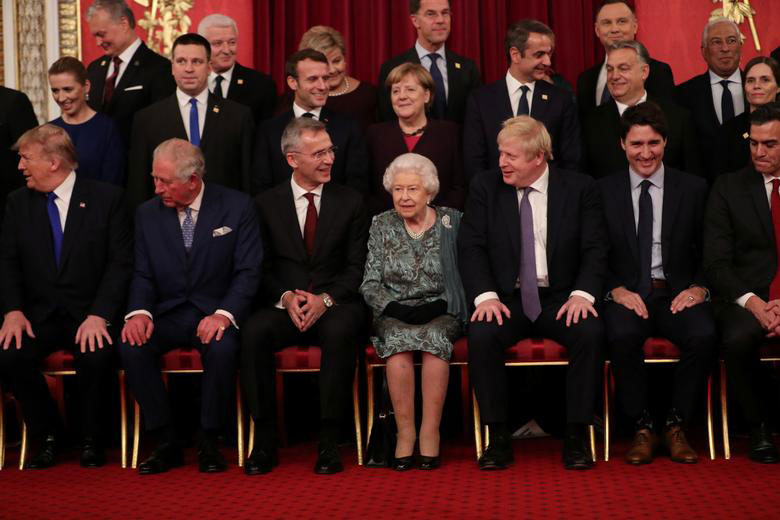 عکس یادگاری سران ناتو با ملکه بریتانیا در نشست سران ناتو در لندن در هفتادمین سالگرد تاسیس این پیمان امنیتی – نظامی