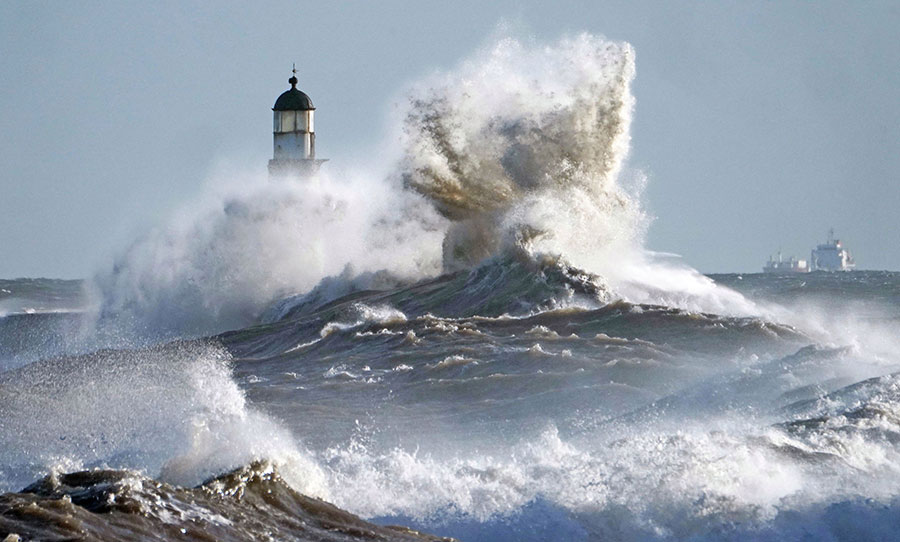 طوفان دریایی در ساحل انگلیس