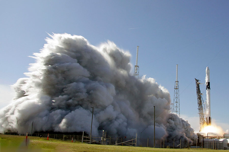 یک موشک Falcon 9 SpaceX در ایستگاه نیروی هوایی کیپ کانااورال، فلوریدا