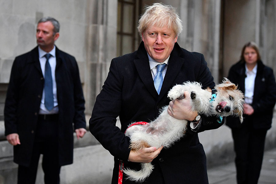 بوریس جانسون نخست وزیر انگلیس با سگش