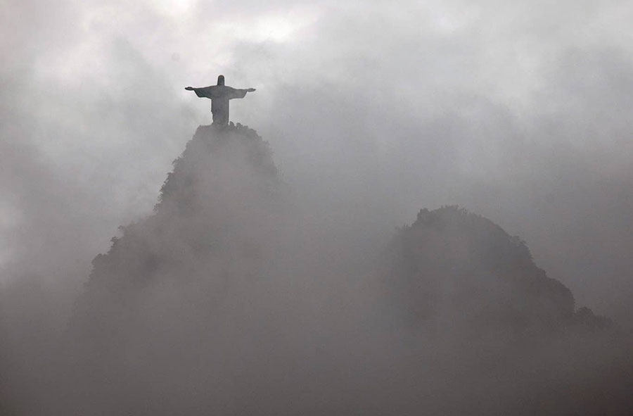 تندیس مسیح در ریودوژانیرو برزیل در محاصره ابرها