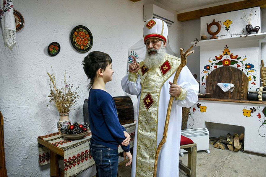 گفتگوی یک مرد مذهبی با یک پسر در اوکراین