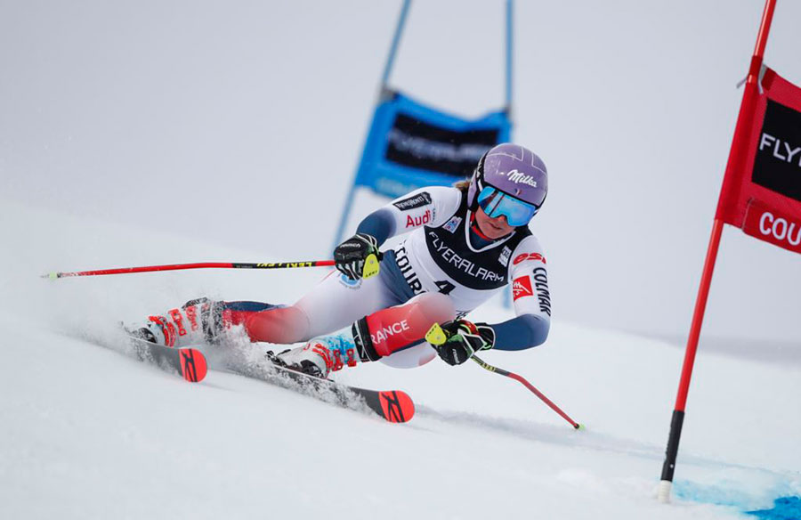 تسا ورلی، اسکی باز فرانسوی، در جریان رقابت های اسکی آلپاین در جام جهانی اسکی زنان در فرانسه