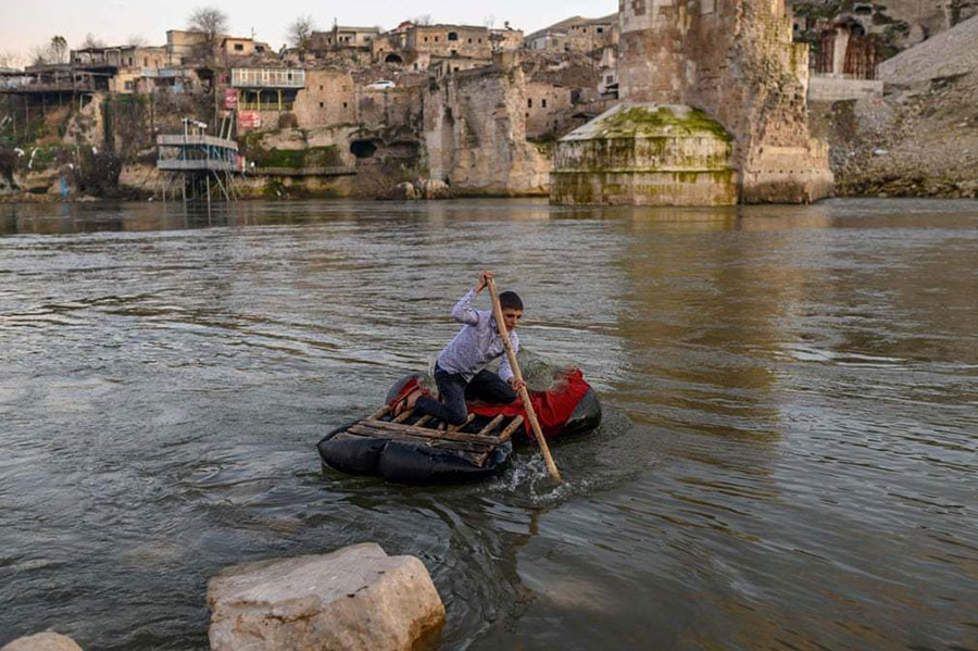 یک پسر در رودخانه دجله در ترکیه