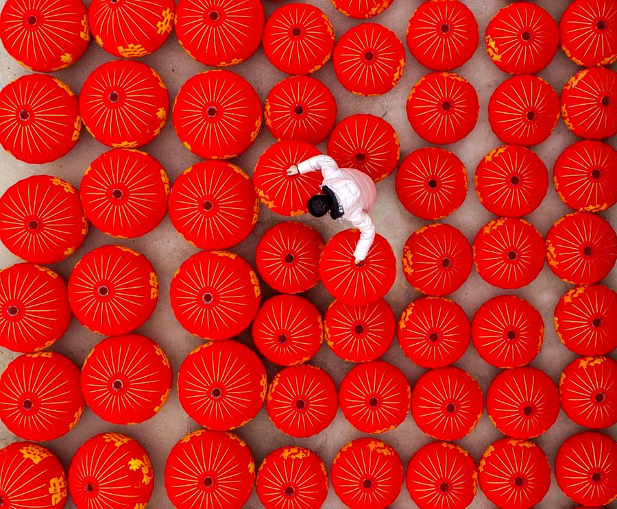 یک کارگر در کارگاه ساخت فانوس قرمز در چین