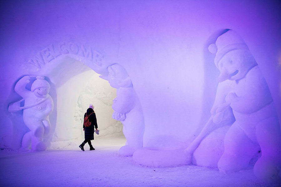 یک توریست در دهکده یخی در فنلاند