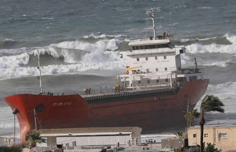 کشتی بزرگ در ساحل شهر اشدود در اسرائیل به گل نشسته است