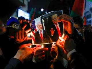 معترضان فلسطینی پرچم آمریکا و تصاویر ترامپ را به آتش کشیدند