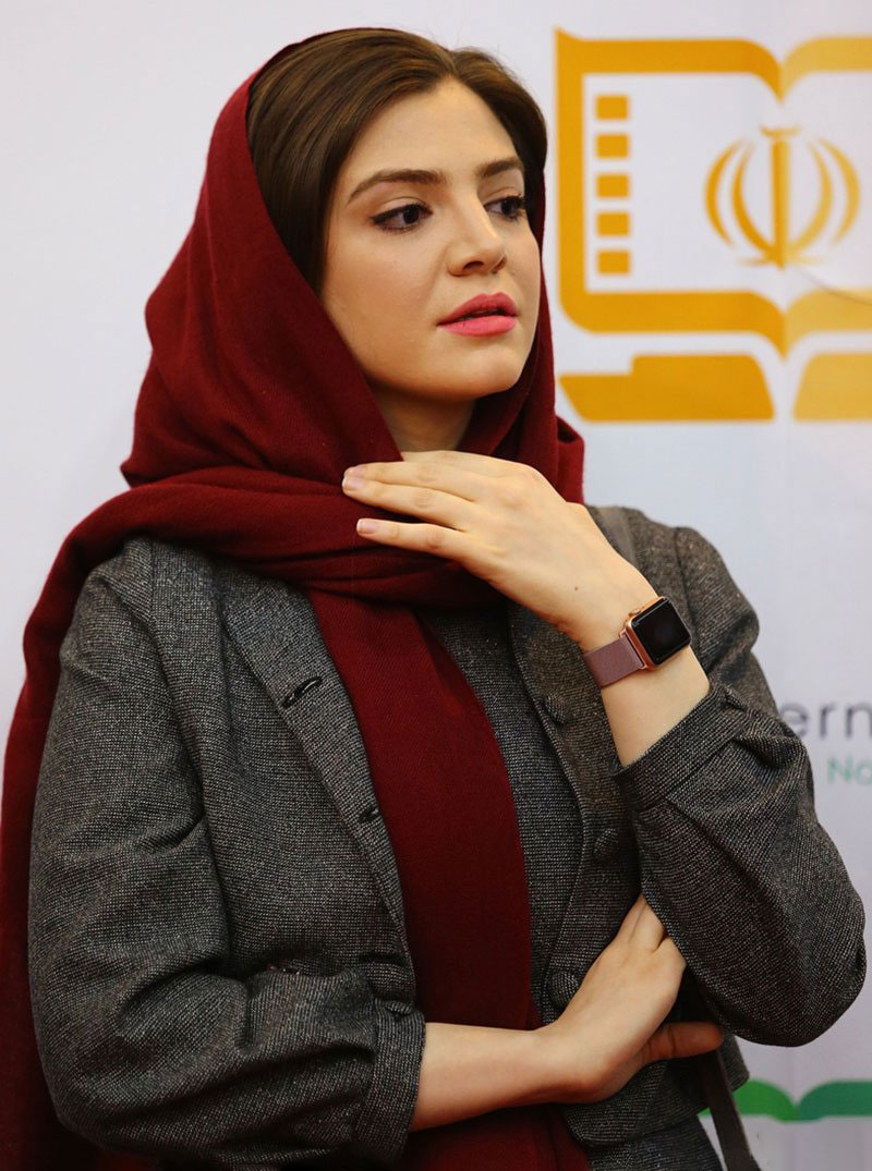 بیوگرافی آوا دارویت، بازیگر نقش نوبر سریال وارش