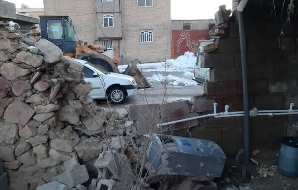 برخی واحدهای مسکونی در خانه‌زنیان 10 تا 30 درصد آسیب دیده اند - Some houses in Khane Zenian are damaged by 10 to 30 percent